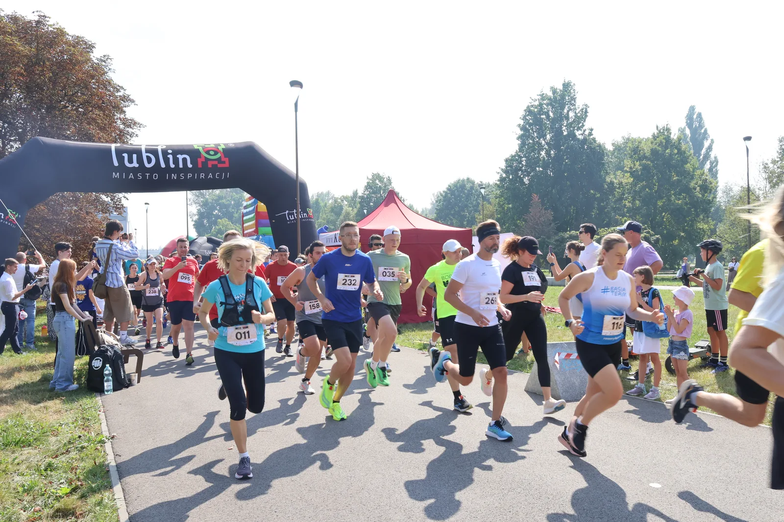 Start I edycji Sun Run 2025 pod bramą w Parku Ludowym w Lublinie